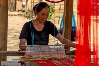 Muang Ngoi, Laos - 10 Nisan 2018: Bachong Nai uzak kırsal köy Kuzey Laos ortasında dikiş yerel kadın