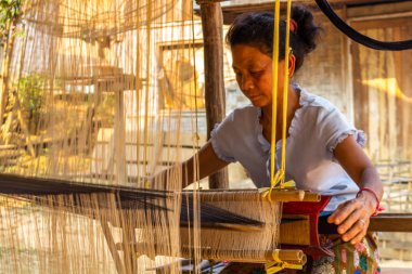 Ban Na, Laos - 10 Nisan 2018: kabile tulum Kuzey Laos uzak bir köyde oluşturma etnik azınlık kanalizasyon