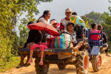Bachong Nay,, Laos - 10 Nisan 2018: kırsal Laos en uzak yerlerde arasında taşıma köylüler kamyon