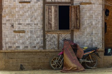 Bachong Nay,, Laos - 10 Nisan 2018: Kuzey laos uzak etnik azınlık köyde yerli bir evde cephe