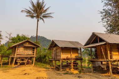 Ban Na, Laos - 10 Nisan 2018: Yerel evler ve çamurlu yollar Laos uzak bir bölgesinde bir etnik azınlık Köyü
