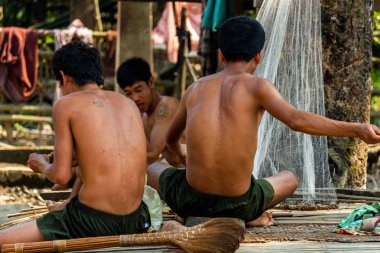 Bachong Nay,, Laos - 10 Nisan 2018: Erkek etnik azınlık köylüler bir topluluk olarak günlük görevleri yerine getirmeye yeniden bir araya