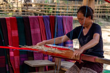 Muang Ngoi, Laos - 10 Nisan 2018: Bachong Nai uzak kırsal köy Kuzey Laos ortasında dikiş yerel kadın