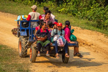 Bachong Nay,, Laos - 10 Nisan 2018: kırsal Laos en uzak yerlerde arasında taşıma köylüler kamyon