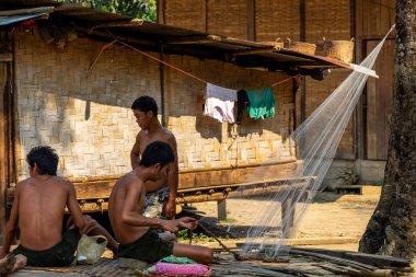 Bachong Nay,, Laos - 10 Nisan 2018: Topluluk yapıyor bir uzak etnik azınlık köyün erkekler her gün çalışır, balık ağı tamir olarak