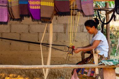 Ban Na, Laos - 10 Nisan 2018: kabile tulum Kuzey Laos uzak bir köyde oluşturma etnik azınlık kanalizasyon