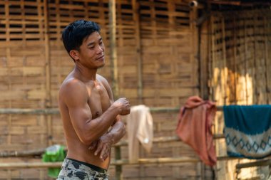Bachong Nay,, Laos - 10 Nisan 2018: Kuzey Laos uzak bir köyde ortasında yıkama bir etnik azınlık grubu ile ilgili adam