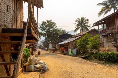 Ban Na, Laos - 10 Nisan 2018:: Tahta bir uzak kırsal etnik köyde Kuzey Laos evler.