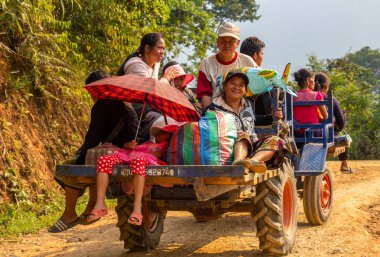 Bachong Nay,, Laos - 10 Nisan 2018: kırsal Laos en uzak yerlerde arasında taşıma köylüler kamyon