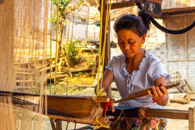 Ban Na, Laos - 10 Nisan 2018: kabile tulum Kuzey Laos uzak bir köyde oluşturma etnik azınlık kanalizasyon