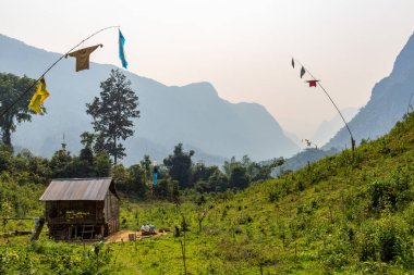 Bachong Nay,, Laos - 10 Nisan 2018: yeşil ve uzak bir bölgede Laos tepelerde çevrili izole kırsal ev