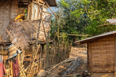 Ban Na, Laos - 10 Nisan 2018: Yerel evler ve çamurlu yollar Laos uzak bir bölgesinde bir etnik azınlık Köyü