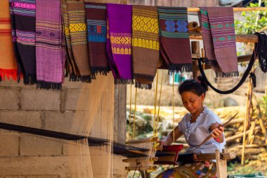 Ban Na, Laos - 10 Nisan 2018: kabile tulum Kuzey Laos uzak bir köyde oluşturma etnik azınlık kanalizasyon