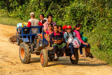Bachong Nay,, Laos - 10 Nisan 2018: kırsal Laos en uzak yerlerde arasında taşıma köylüler kamyon