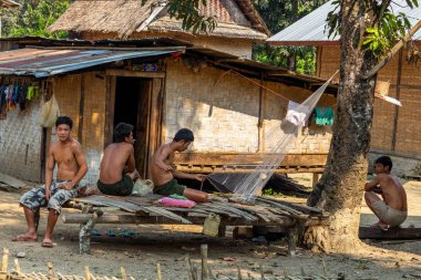 Bachong Nay,, Laos - 10 Nisan 2018: Topluluk yapıyor bir uzak etnik azınlık köyün erkekler her gün çalışır, balık ağı tamir olarak