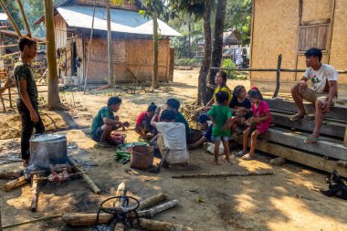 Bachong Nay,, Laos - 10 Nisan 2018: Yemek ve bir öğle yemeği birlikte paylaşım etnik bir topluluk Kuzey Laos uzak bir alanda üyeleri