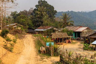 Ban Na, Laos - 10 Nisan 2018: Asfalt yol ve en uzak etnik köylerinden Laos yeşille çevrili evleri