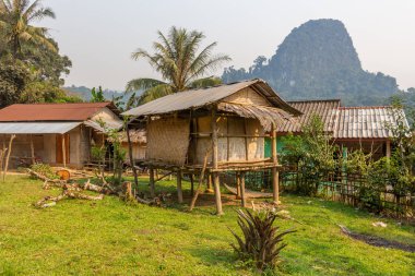 Ban Na, Laos - 10 Nisan 2018: Laos en uzak etnik köylerinden yeşille çevrili yerli kulübe