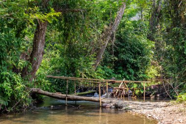 Muang Ngoi, Laos - 10 Nisan 2018: Bir nehir kırsal Kuzey Laos bambu köprüden