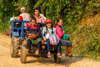 Bachong Nay,, Laos - 10 Nisan 2018: kırsal Laos en uzak yerlerde arasında taşıma köylüler kamyon