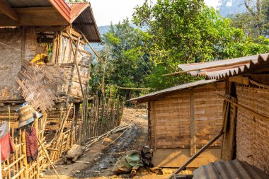 Ban Na, Laos - 10 Nisan 2018: Yerel evler ve çamurlu yollar Laos uzak bir bölgesinde bir etnik azınlık Köyü