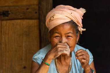 Ban Na, Laos - 10 Nisan 2018: Kadın bir etnik azınlık için ilgili ve Kuzey Laos uzak bir köyde yaşayan kıdemli portresi