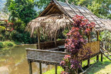 Muang Ngoi, Laos - 10 Nisan 2018: Bambo kulübe bir Nehri Kuzey Laos