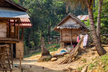 Bachong Nay,, Laos - 10 Nisan 2018: Laos en uzak köylerinden birinde yerel ahşap bambu evler