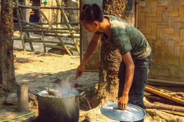 Bachong Nay,, Laos - 10 Nisan 2018: Kuzey Laos uzak bir köyde bütün toplum için bir öğle yemeği yemek adam