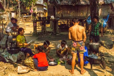 Bachong Nay,, Laos - 10 Nisan 2018: Kuzey Laos uzak bir köyde bütün toplum için bir öğle yemeği hazırlarken yöre halkı