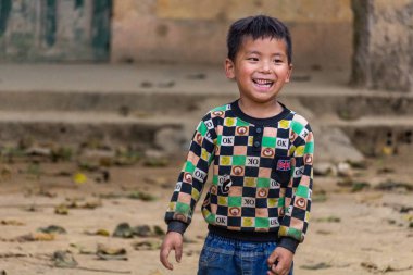Ha Giang, Vietnam - 17 Mart 2018: Kuzey Vietnam uzak bir köyde gülümseyen Hmong etnik azınlık çocuk
