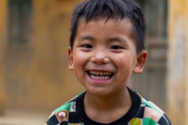 Ha Giang, Vietnam - 17 Mart 2018: Kuzey Vietnam uzak bir köyde gülümseyen Hmong etnik azınlık çocuk