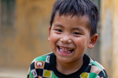 Ha Giang, Vietnam - 17 Mart 2018: Kuzey Vietnam uzak bir köyde gülümseyen Hmong etnik azınlık çocuk
