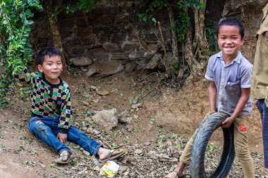 Ha Giang, Vietnam - 17 Mart 2018: Hmong etnik azınlık çocuklar Kuzey Vietnam uzak bir köyde bir lastik ile oyun