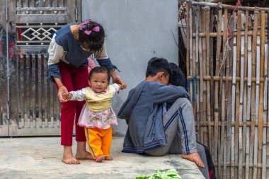 Ha Giang, Vietnam - 17 Mart 2018: anne ve çocuk için Kuzey Vietnam Hmong etnik azınlık