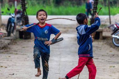 Ha Giang, Vietnam - 17 Mart 2018: Hmong etnik azınlık çocuklar Kuzey Vietnam kırsal kesimde oyun