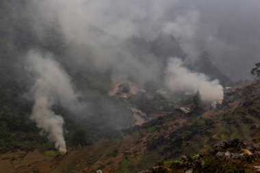 Ha Giang, Vietnam - 17 Mart 2018: duman ve sis bir dağ sezon yanma sırasında Kuzey Vietnam