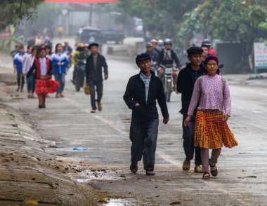 Ha Giang, Vietnam - 17 Mart 2018: de Yen Minh Pazar pazarda yürüme kırsal Hmong etnik insanlar giyinmiş