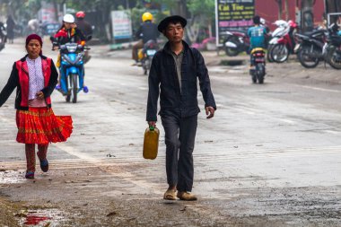 Ha Giang, Vietnam - 17 Mart 2018: de Yen Minh Pazar pazarda yürüme kırsal Hmong etnik insanlar giyinmiş
