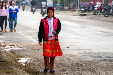 Ha Giang, Vietnam - 17 Mart 2018: de Yen Minh Pazar pazarda yürüme kırsal Hmong etnik insanlar giyinmiş