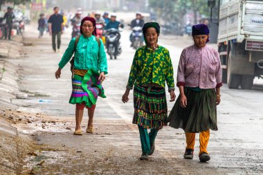 Ha Giang, Vietnam - 17 Mart 2018: de Yen Minh Pazar pazarda yürüme kırsal Hmong etnik insanlar giyinmiş