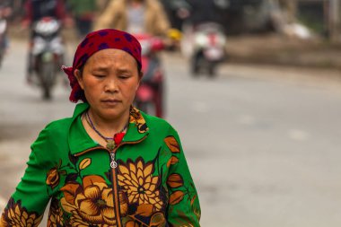 Ha Giang, Vietnam - 17 Mart 2018: iyi giyimli kadın Hmong etnik azınlık köylerine Yen Minh Pazar pazarda yürüme