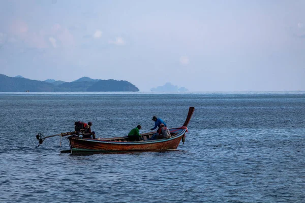 Koh Lanta, Tayland - 7 Mayıs 2018: Koh Lanta Island yakınındaki Andaman Denizi'nde bir tailboat üzerinde gezinme yerel balıkçılar