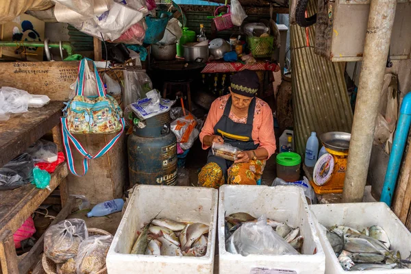 地元の市場で魚を売って島ピピ 2018 年配の女性 — ストック写真