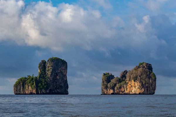 Koh Phi Phi Таїланд Травня 2018 Невеликий Вапнякових Островів Покриті — стокове фото