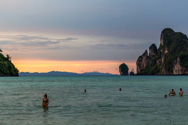 Koh Phi Phi Ταϊλάνδη Μαΐου 2018 Τουρίστες Κολυμπώντας Στο Ηλιοβασίλεμα — Φωτογραφία Αρχείου