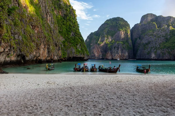 Koh Phi Phi, Tayland - 9 Mayıs 2018: Güneş doğarken Maya Bay sants beyaz uzun kuyruk ahşap tekneler demirli