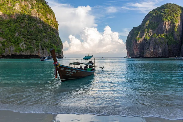 Koh Phi Phi, Tayland - 9 Mayıs 2018: Güneş doğarken Maya Bay beyaz kumları Long tail ahşap tekne demir attı