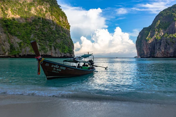 Koh Phi Phi, Tayland - 9 Mayıs 2018: Güneş doğarken Maya Bay beyaz kumları Long tail ahşap tekne demir attı