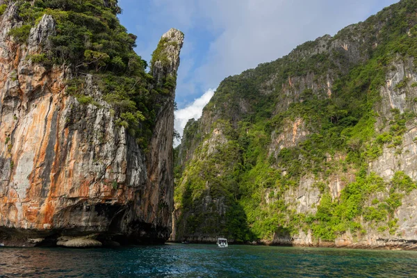 Koh Phi Phi, Tayland - 9 Mayıs 2018: tekne Koh Phi Phi Leh yüksek karstik tepeler yeşil bitki örtüsü ile kaplı çevrili küçük bir koyda girme